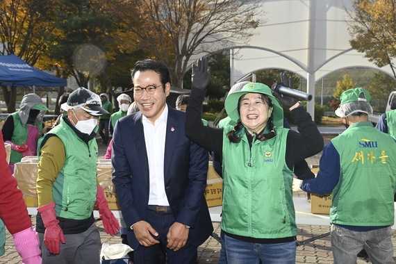 사랑의 김장 김치 나누기 행사 썸네일 이미지